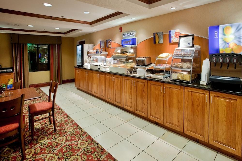 Holiday Inn Express Hotel & Suites Kinston By Ihg Exterior photo